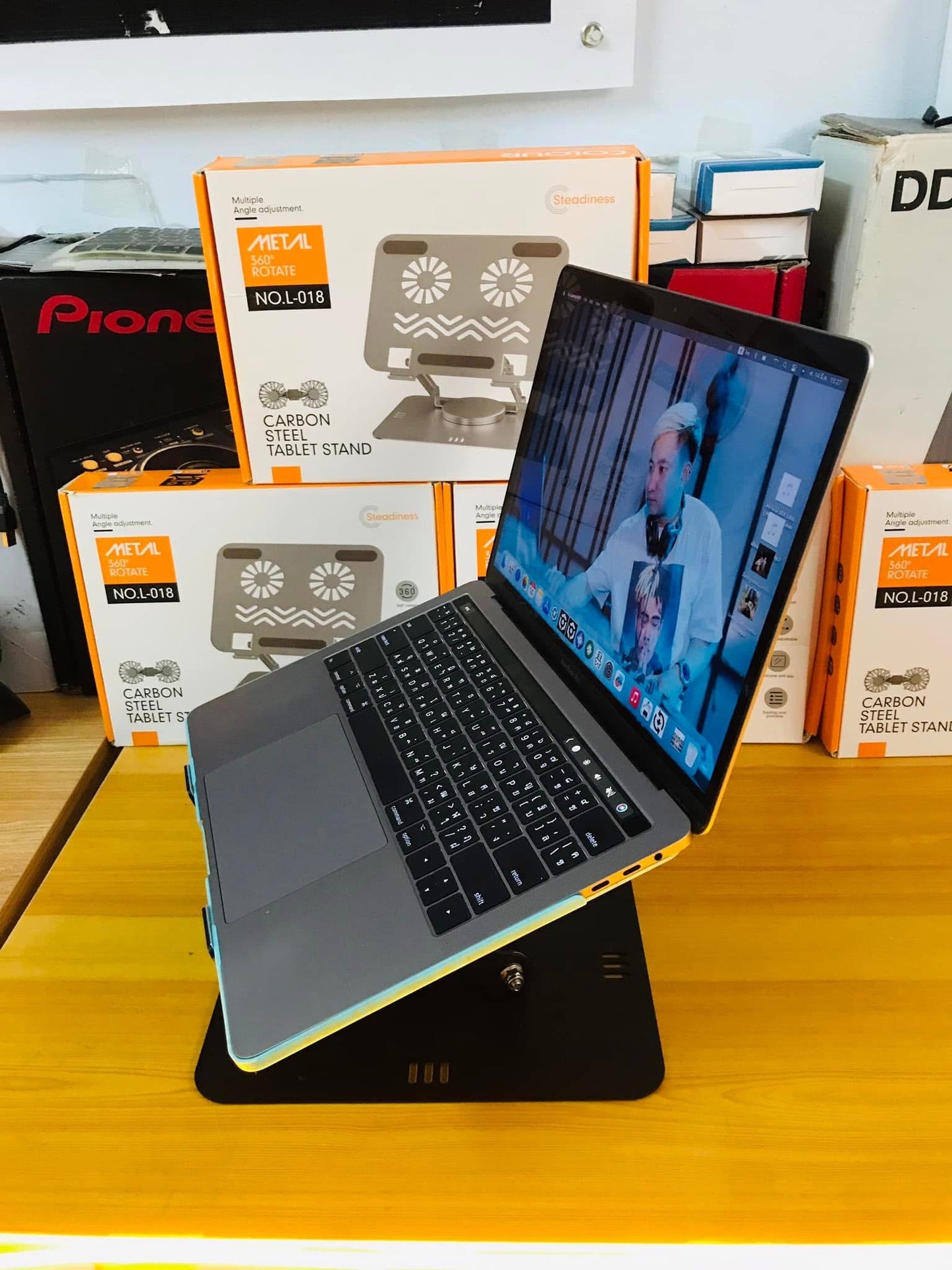 Support PC portable en métal rotatif 360° – modèle L-018 !